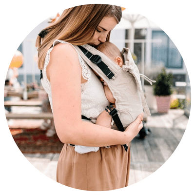detalle de la posicion del bebe en la mochila ergonomica fidella baby